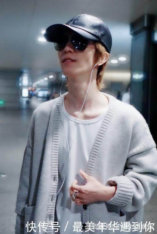 35岁的郭敬明真厉害!穿长裤配平底鞋走机场,网