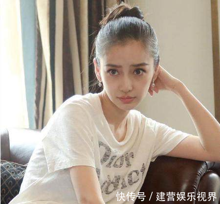 baby看剧本小动作不停,网友看看孙俪,光剧本就