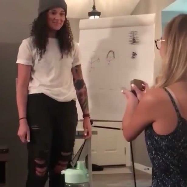 精心策划几个月向女友求婚,没想到却被亲妈给“坑”了!