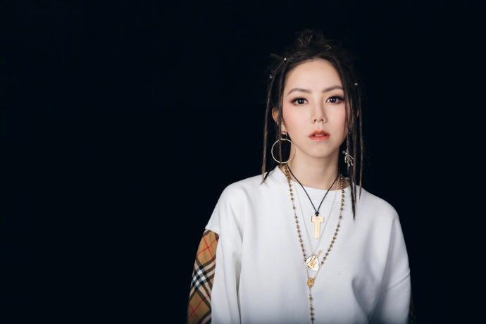 邓紫棋参加活动，一头显目的丸子头备受关注：这是最好看的丸子头