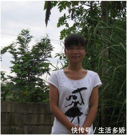 90后女子火车站过安检,跟着行李一起钻进机器