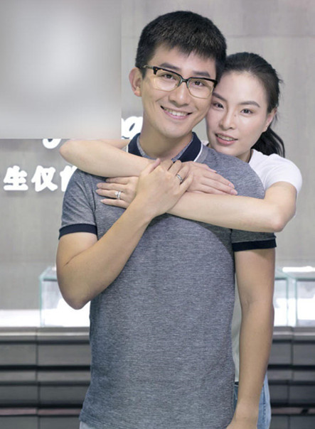 吴敏霞与老公挑钻戒,张效诚亲自佩戴超甜蜜