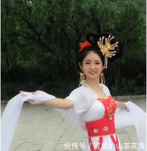 这位新娘长相肖似赵丽颖,将自己扮成嫦娥拍婚