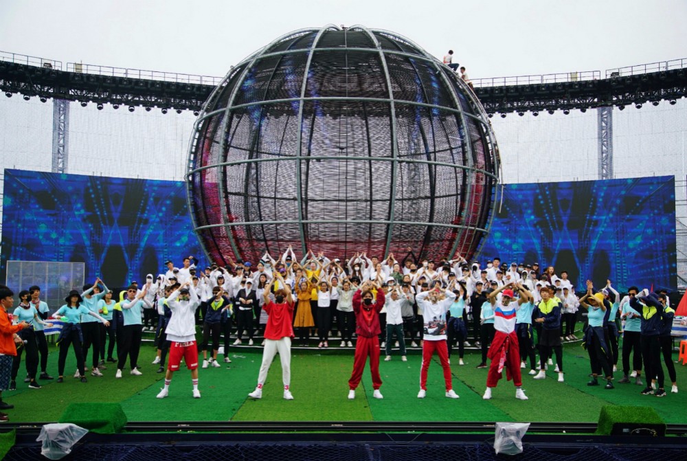 钛戈男团受邀央视世界杯晚会  现场劲歌热舞实力圈粉