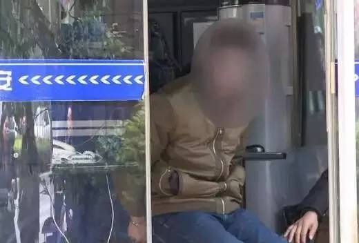 【转】北京时间 南宁:父子遭捅身亡 凶手靠吃蛇、蚯蚓逃匿50天 - 妙康居士 - 妙康居士~晴樵雪读的博客 【转】北京时间 南宁:父子遭捅身亡 凶手靠吃蛇、蚯蚓逃匿50天 - 妙康居士 - 妙康居士~晴樵雪读的博客