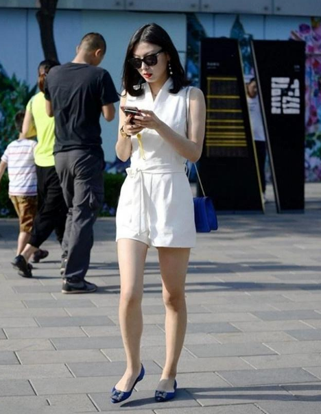 路人街拍:气质甜美的小姐姐,时尚的穿搭,魅力十足 BBIN捕鱼大师游戏