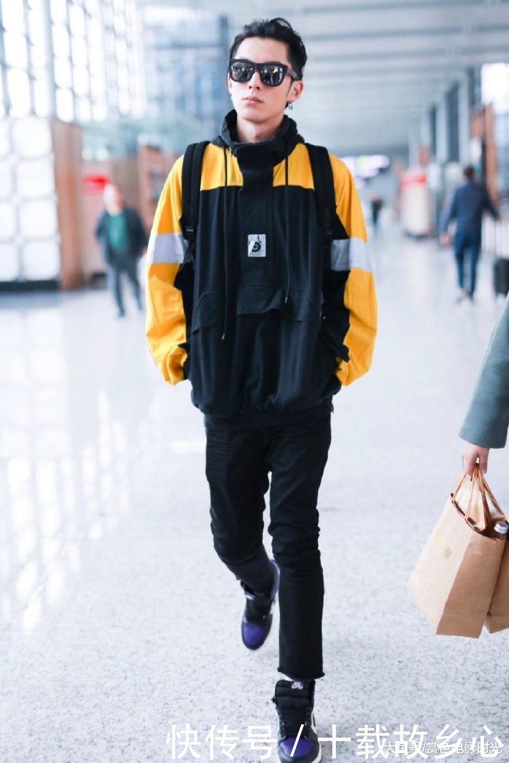 道明寺王鹤棣穿拼接外套配黑色长裤现身 双手