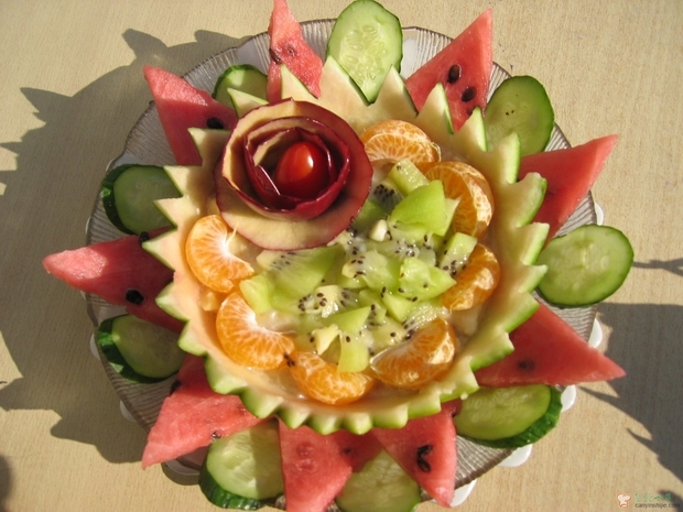 哈密瓜,桃子,苹果,黄瓜,西瓜和葡萄简单的水果拼盘图片及做法