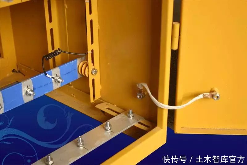 该系列配电箱(柜)适用于施工现场及户外临时用电,应满足三级配电、 二级漏电保护、一机一闸、一漏一箱配电及保护的使用要求。配电箱(柜)、开关箱的材质选用、制作工艺、箱内电气元件的选择、配置应符合国家相关标准,以及建设部十一五推广应用技术的规定,产品应通过CCC认证。配电箱(柜)的壳体采用冷轧钢板制作,防雨、防尘、户外型,采用钢板厚度符合JGJ-2005标准,经久耐用。 一、基本要求 (一)配电箱(柜)的生产制造应符合《低压成套开关设备和控制设备》第四部分GB7251.4对建筑工地用成套设备(ACS)的