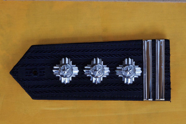 县公安局长是什么级别,肩章是那种?_360问答