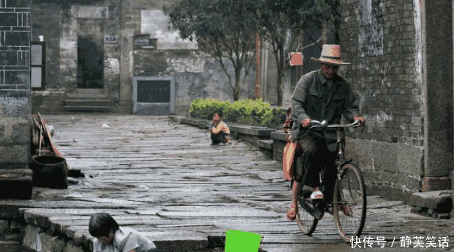 学生上课总是把手伸进课桌, 老师上前询问, 打开