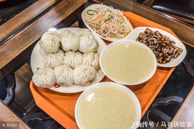 父亲借钱给乞丐，路人笑他傻子，三年后送来30万，才知乞丐不一般