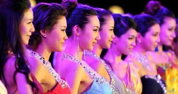体育舞蹈大赛奔放上演图片