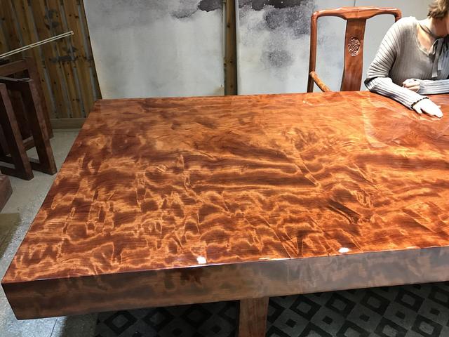 975斤大板是什么概念?北京富豪家门停吊车,百