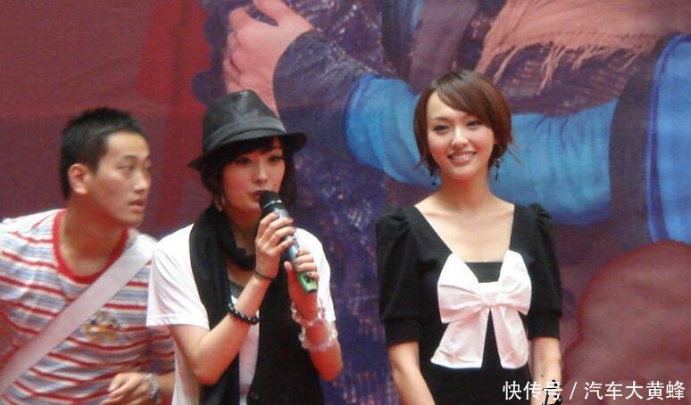 杨幂早期的宣传活动照, 这双腿和这个坐姿, 一旁