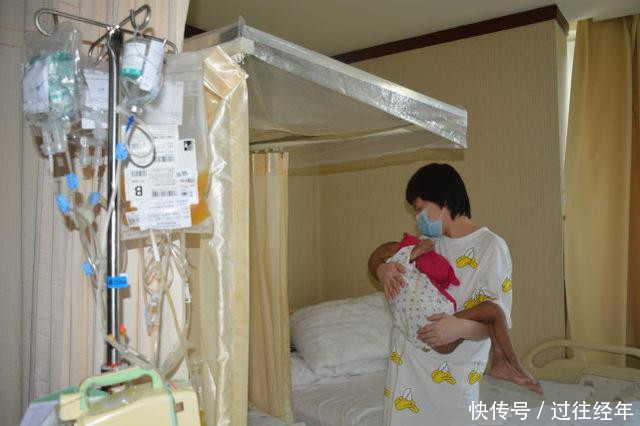 辽宁男童身患白血病 手握面包却张不开嘴