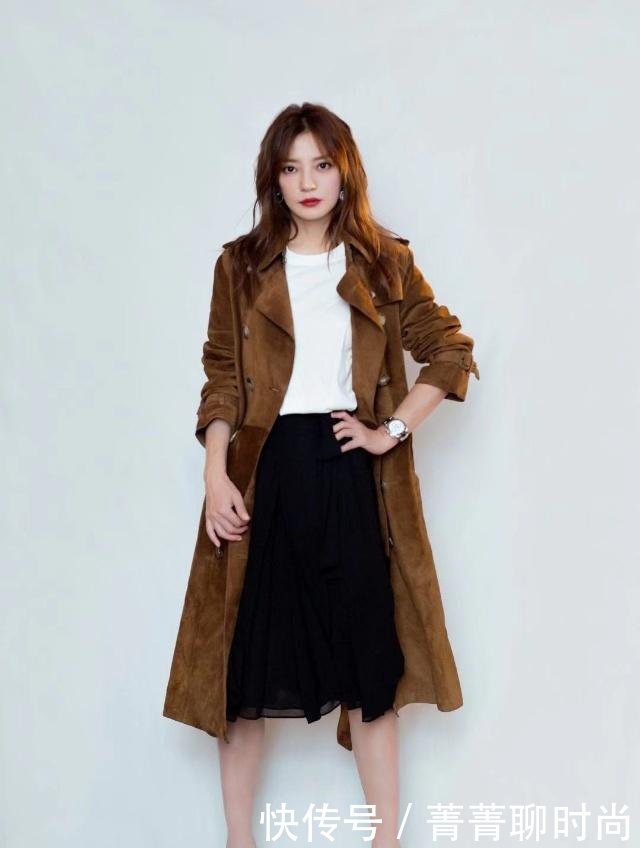 赵薇瘦出高级脸!驼色连衣裙尽显摩登感,拼色发