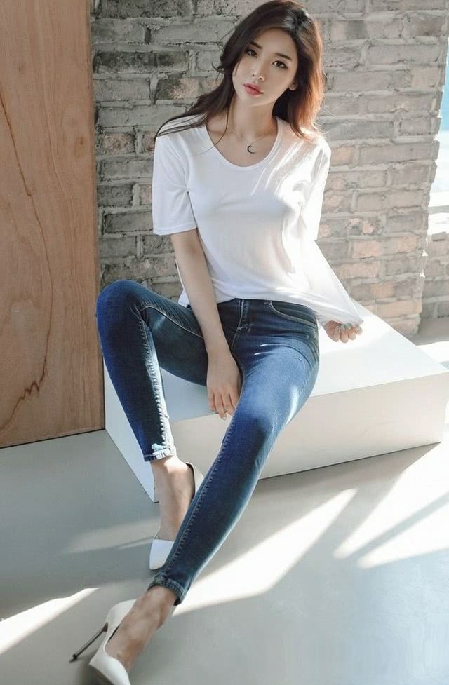 图1牛仔裤美女特别美艳,但我更喜欢图2的气质女神!