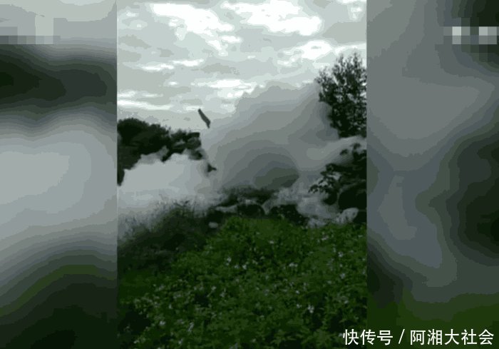 广西一村庄现巨型白色泡沫球, 引起村民热议