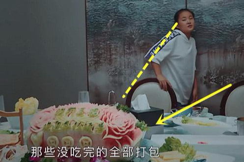 《变形计》最豪城市家庭,吃个西瓜都那么讲究