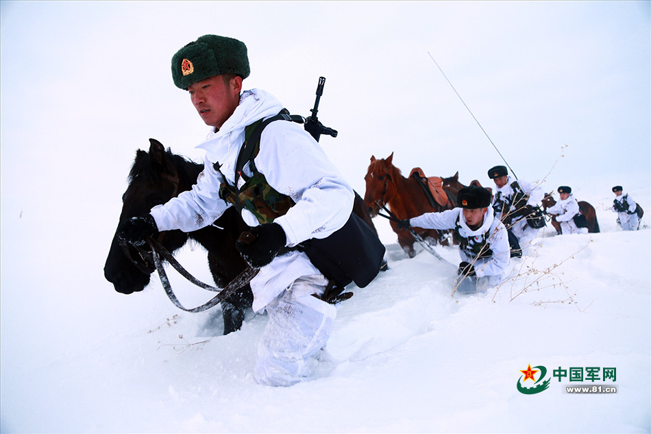 军分区卡梅斯台边防连官兵顶风冒雪巡逻在边境线上,守卫着祖国安宁