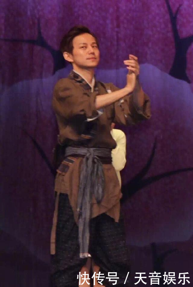 明星错位照:鹿晗牵手热巴,赵薇坐王俊凯大腿,周