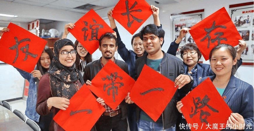 巴基斯坦小伙在中国买茶叶,结账时老板一句话