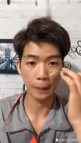 工地小伙仿妆鹿晗,涂上口红抿嘴一笑神还原,果