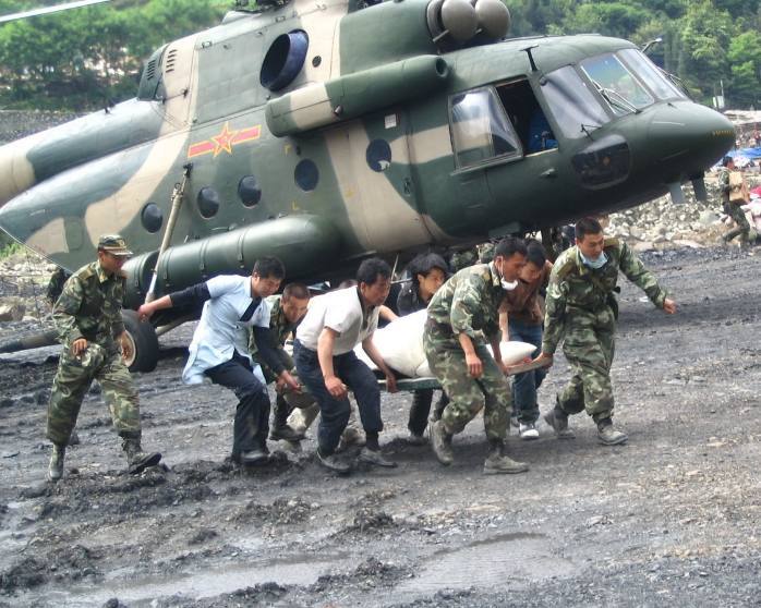 汶川地震十年回望,那些难忘的生死瞬间,祭奠废