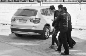 小伙被讽穷鬼坐啥车