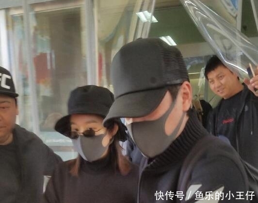 赵丽颖产后出院包裹很严实,比baby杨幂出院时