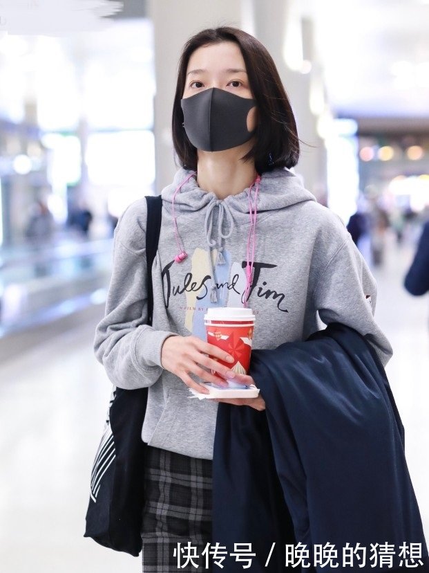 杜鹃踩着蜻蜓鞋,不料火了蚯蚓袜,时尚度是船