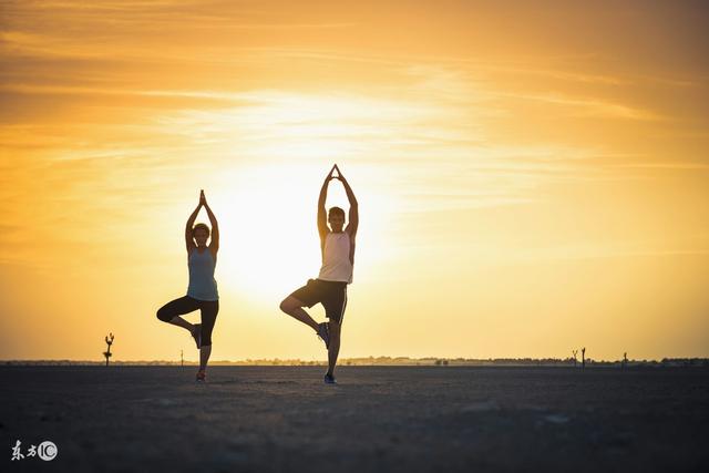 别看瑜伽体位姿势动作缓慢,它的健身价值不容