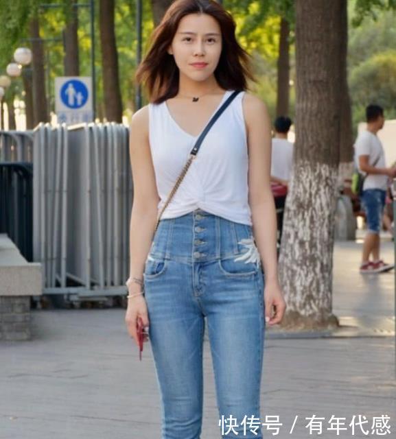 美女身穿一件白色背心配牛仔裤,时尚清新靓丽气质 sunbet申搏官网游戏