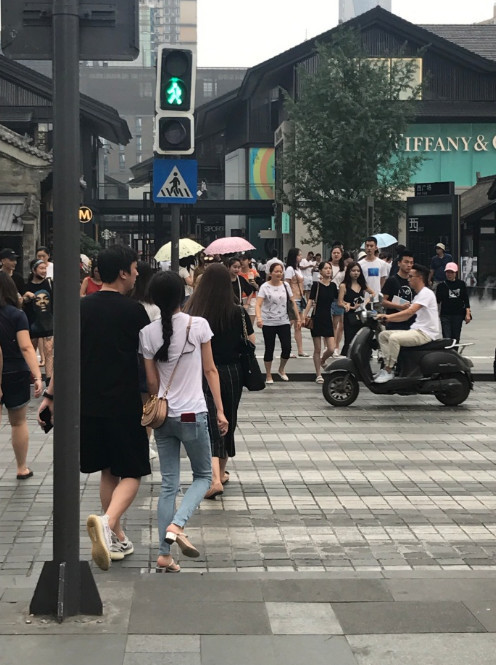 豆得儿当街拥吻王思聪,网友:王思聪咋一脸嫌弃-北京时间