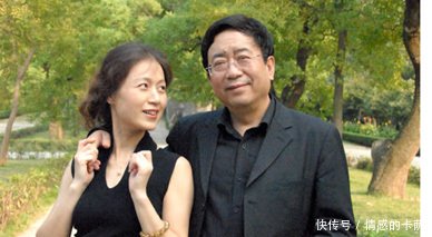 离婚后前夫从不来看孩子，孩子结婚去请他，才见着20年前的孤坟