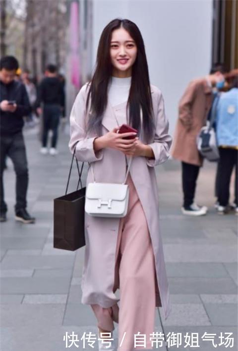 路人街拍:貌美肤白的小姐姐,唯美的穿搭很动人,尽显性感女人味 正规十大赌博平台大全