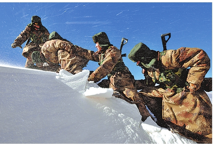 红其拉甫边防连官兵巡逻途中翻越雪山达坂(资料片).