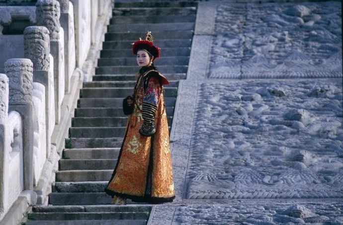 《末代皇帝》片场旧照曝光,尊龙颜值太惊艳,陈