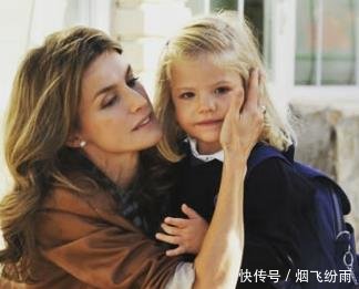 西班牙小公主索菲亚很幸福,姐姐宠爸爸爱,妈妈