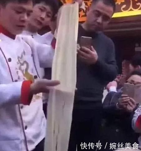 米其林大厨刀工好,一块面包切成80片,中厨不说