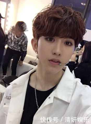 蔡徐坤成立影视文化工作室,为何他一出道就有