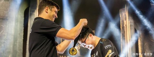 RNG冠军庆典之夜盛况空前,LOL官方宣布两大