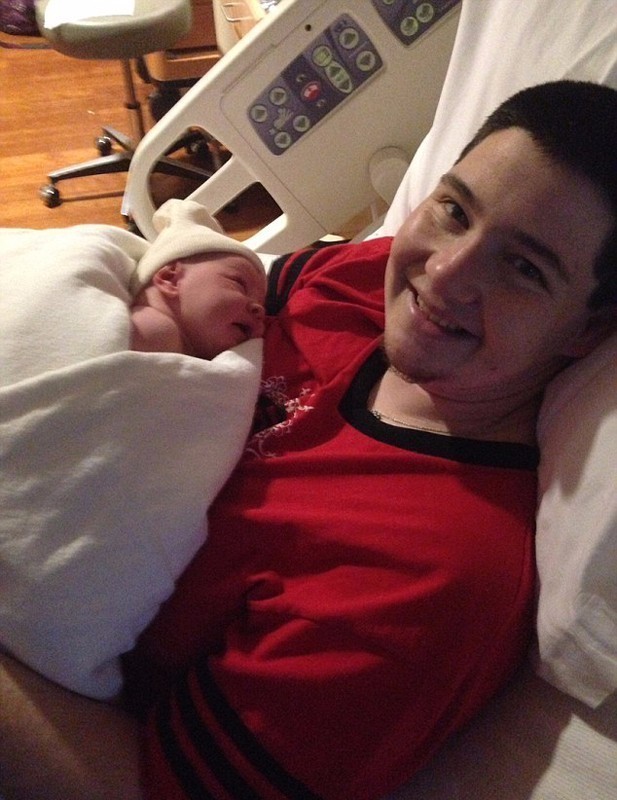 变性男子生下女儿 用自己仍保留的子宫亲自受精(组图)