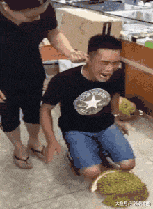 爆笑gif:哥们,地上的榴莲是你跪烂的吗?