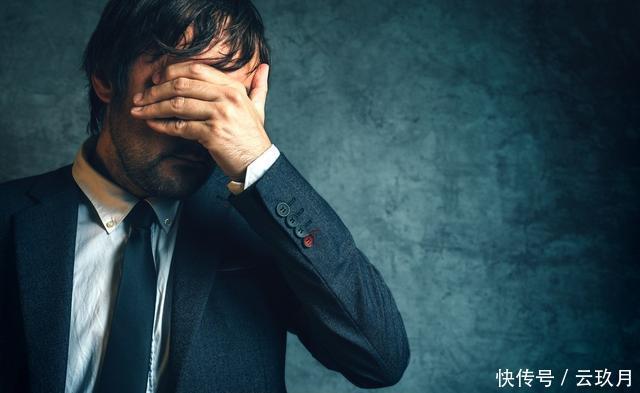 离职时借了老板3万块,3年后还钱,看到老板娘给