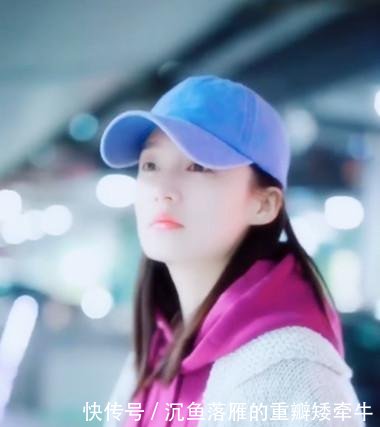 李沁又演绎少女穿搭, 穿开衫配紫色卫衣, 配上浅