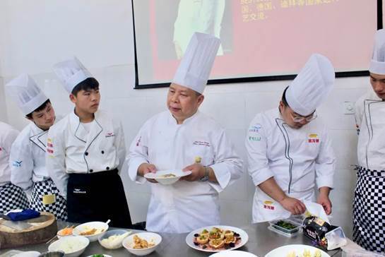 龍魚開什么顏色的燈好看點視頻（龍魚開什么顏色的燈好看點視頻講解）