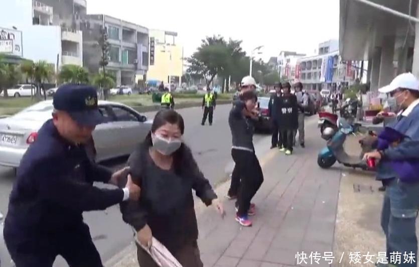 警方演习过于逼真, 中年大妈拿雨伞与歹徒搏斗: 现场警察全部傻眼