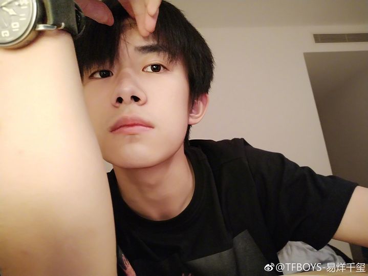 [tfboys][新闻]170621 易大佬更博发九宫格 帅哥美食还有"喏"